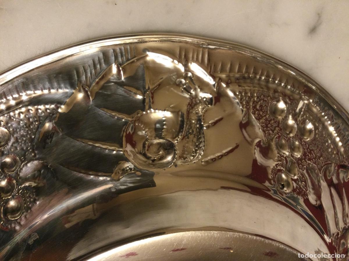 Antig&uuml;edades: Plato de metal plateado grabado - Foto 4