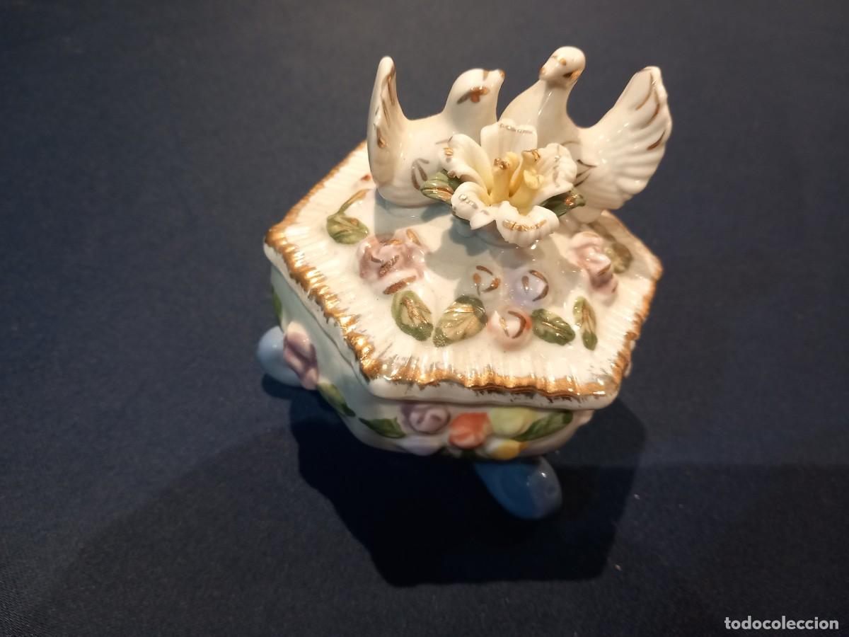 Antig&uuml;edades: Joyero de porcelana, forma hexagonal, con figuras de palomas. - Foto 1