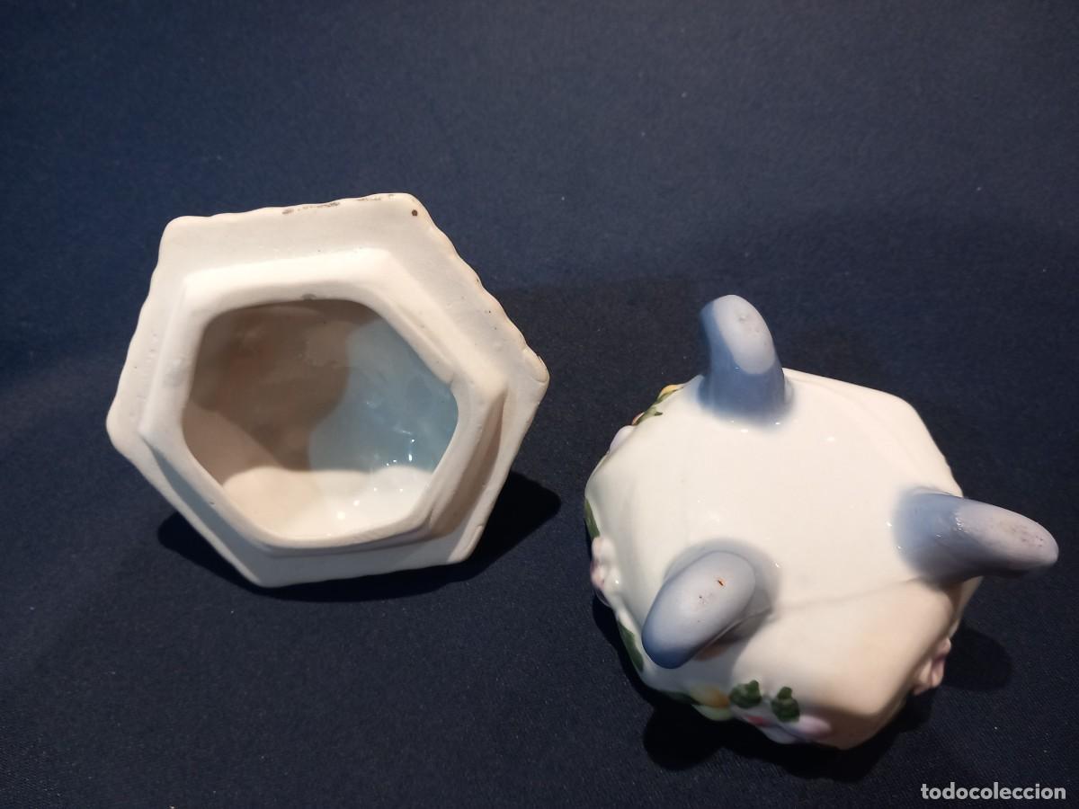 Antig&uuml;edades: Joyero de porcelana, forma hexagonal, con figuras de palomas. - Foto 2