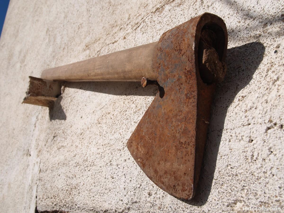 Antig&uuml;edades: Hacha antigua de la maderada. - Foto 3