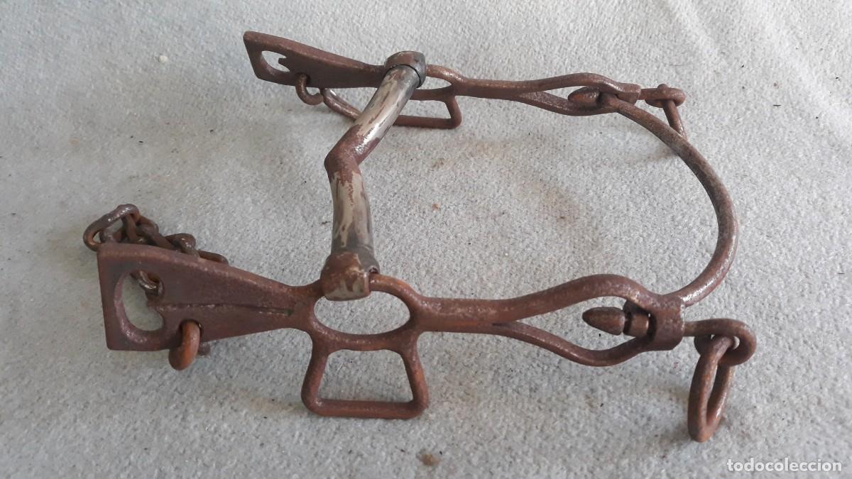 Antig&uuml;edades: Extra&ntilde;o bocado de hierro con embocadura en angulo y cadenilla - Foto 2