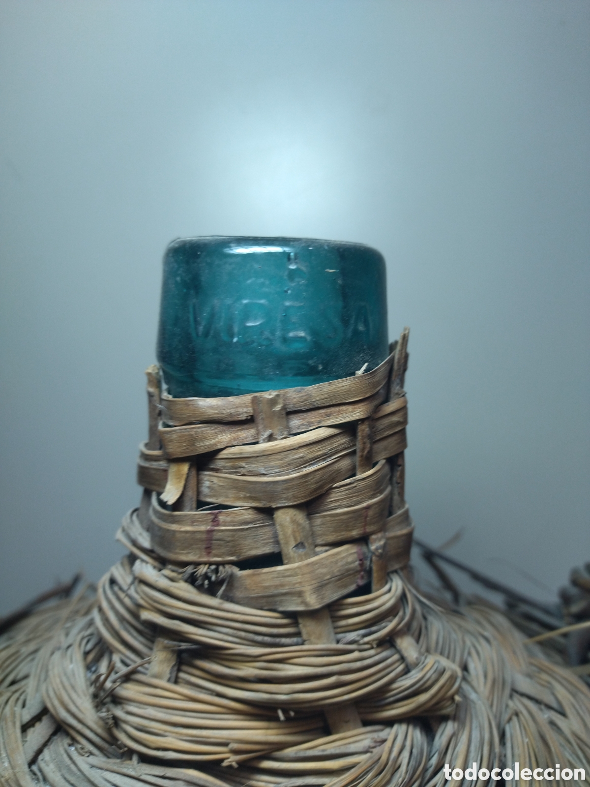 Antig&uuml;edades: Damajuana forrada de mimbre, enea. Viresa - Foto 2