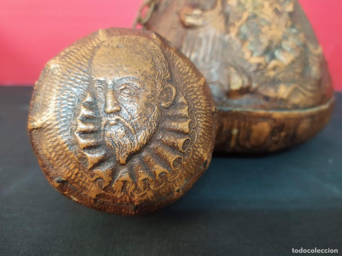 Antig&uuml;edades: Antigua botella art deco de cuero repujado de Cervantes, El Quijote, a&ntilde;o 50 - 60. Hecha en Espa&ntilde;a