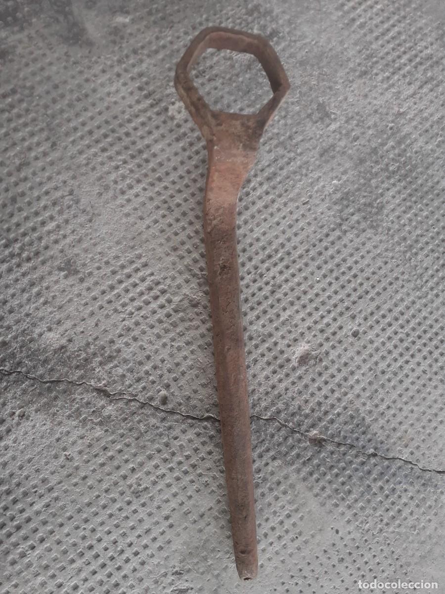 Antig&uuml;edades: Llave de carro o carreta - Foto 4