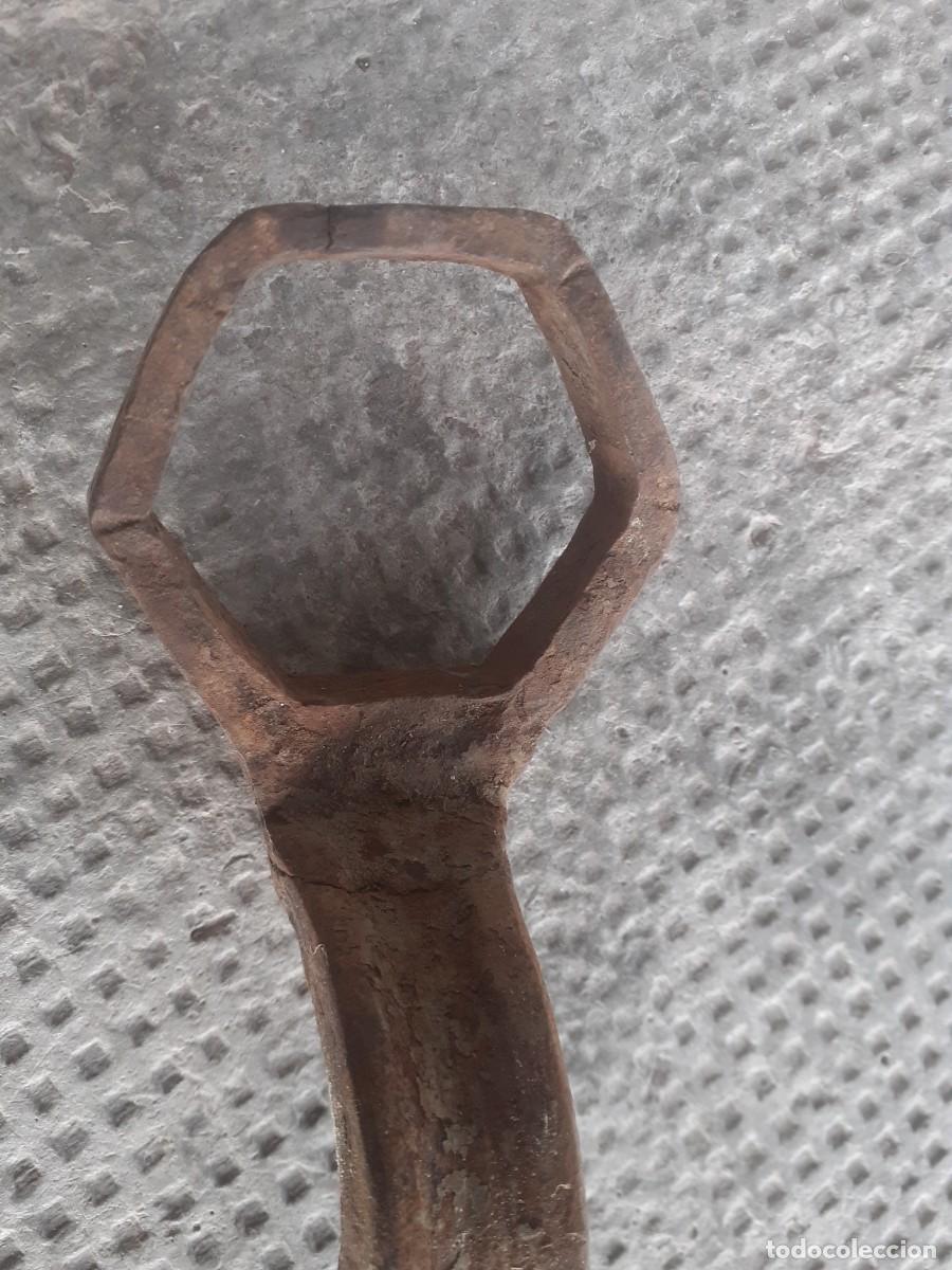 Antig&uuml;edades: Llave de carro o carreta - Foto 3
