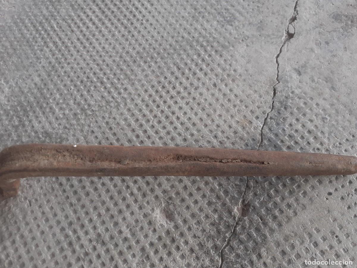 Antig&uuml;edades: Llave de carro o carreta - Foto 2