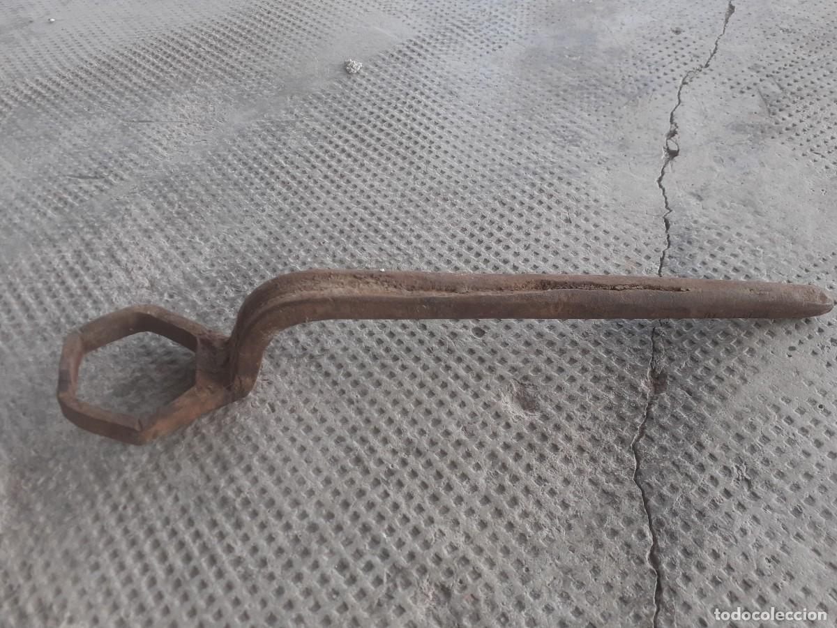 Antig&uuml;edades: Llave de carro o carreta - Foto 1
