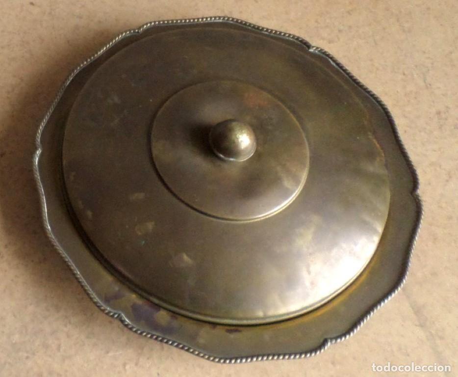 Antig&uuml;edades: Bandeja con tapa para servir de lat&oacute;n - Foto 3