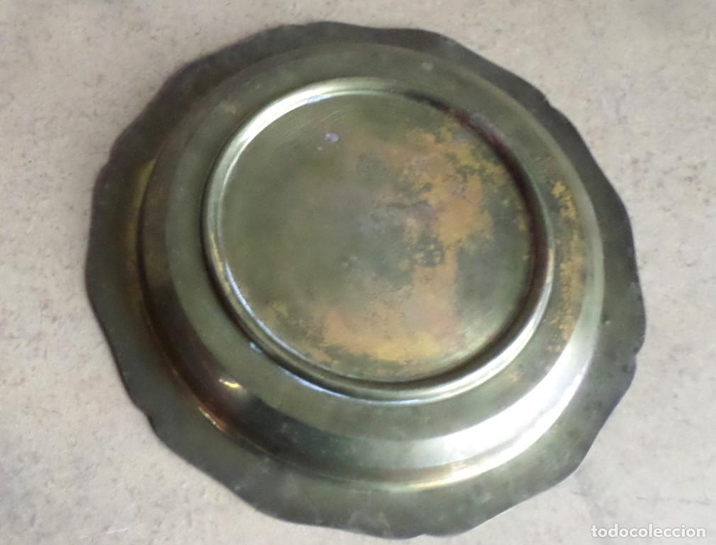 Antig&uuml;edades: Bandeja con tapa para servir de lat&oacute;n - Foto 5
