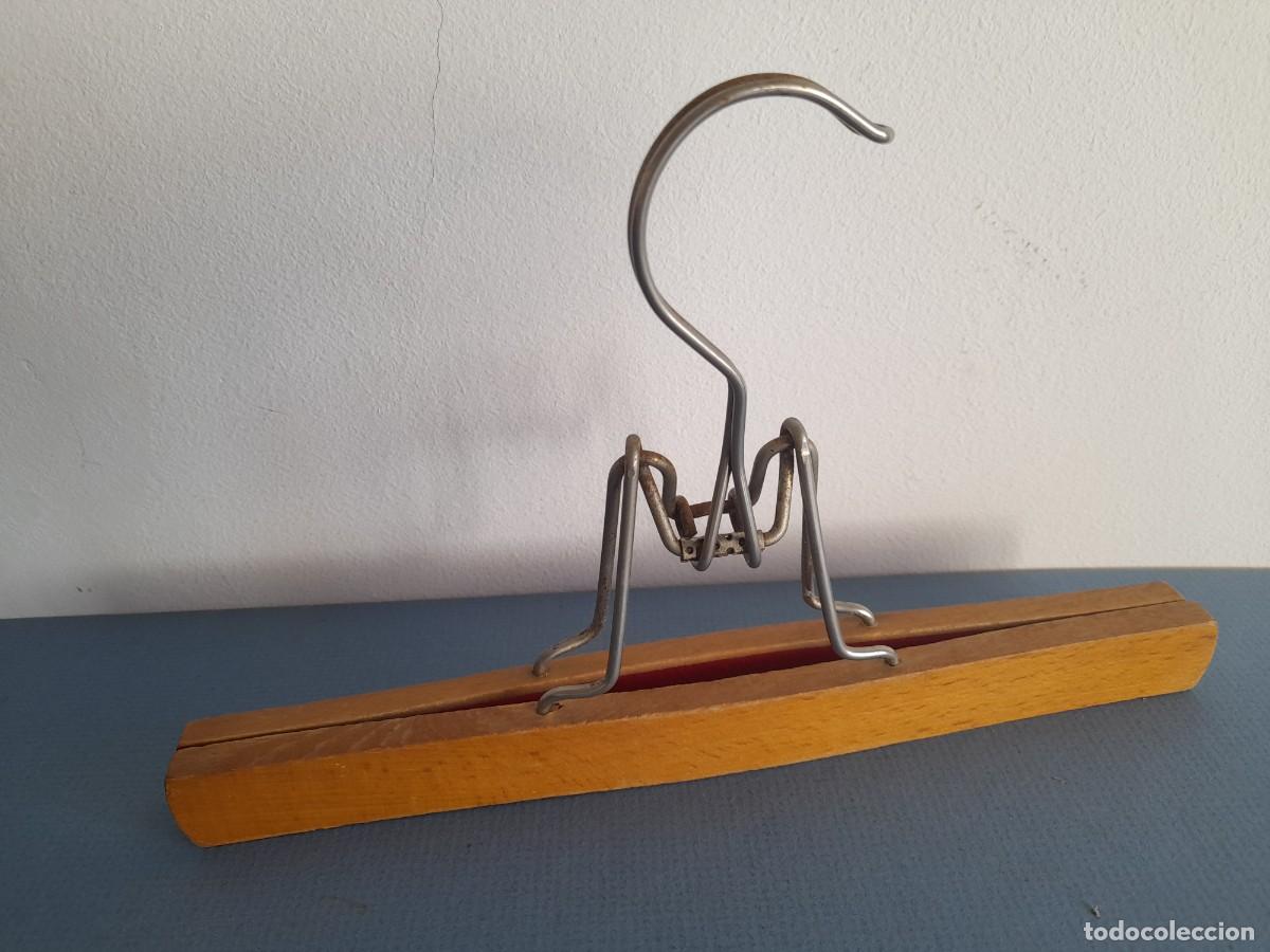 Antig&uuml;edades: perchero a presion, 24,5cm aprox la parte de madera - Foto 2