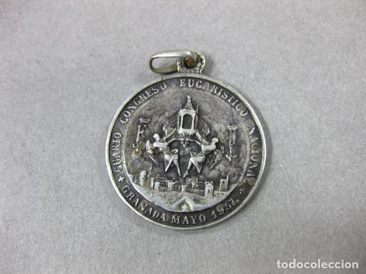 Antig&uuml;edades: MEDALLA DEL CUARTO CONGRESO EUCAR&Iacute;STICO. GRANADA 1957 - Foto 2