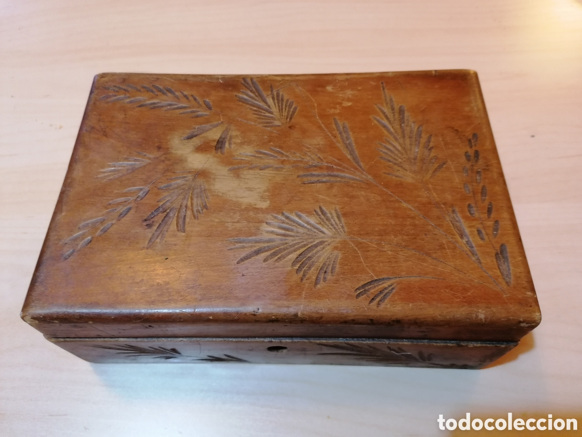 Antig&uuml;edades: Antigua caja de madera tallada - Foto 2