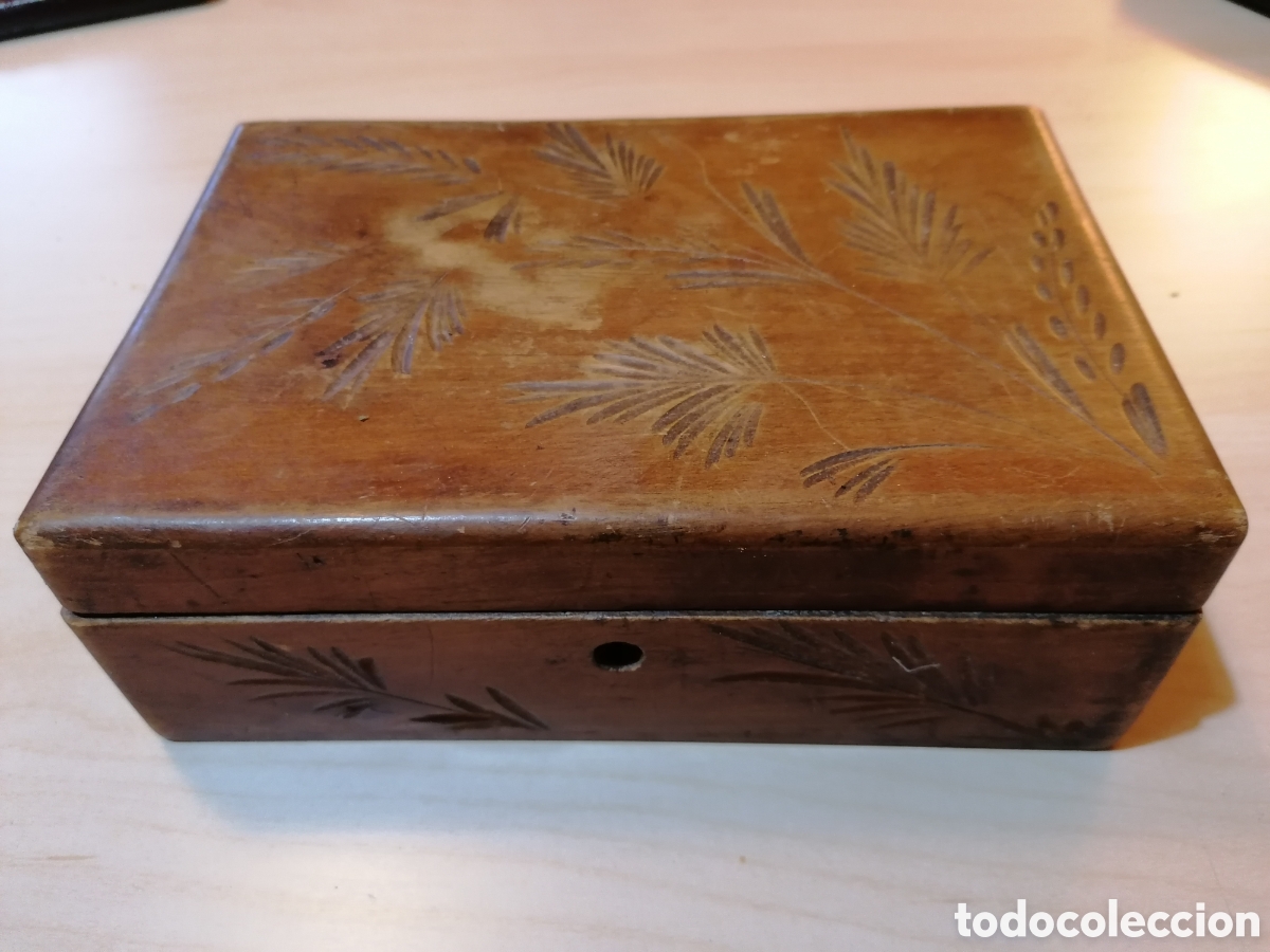 Antig&uuml;edades: Antigua caja de madera tallada - Foto 1