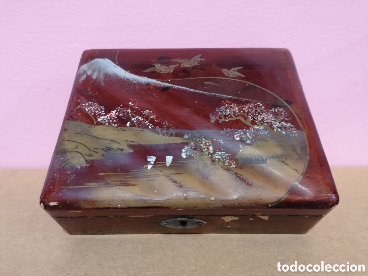 Antig&uuml;edades: Caja de madera pintada a mano y lacada. - Foto 1