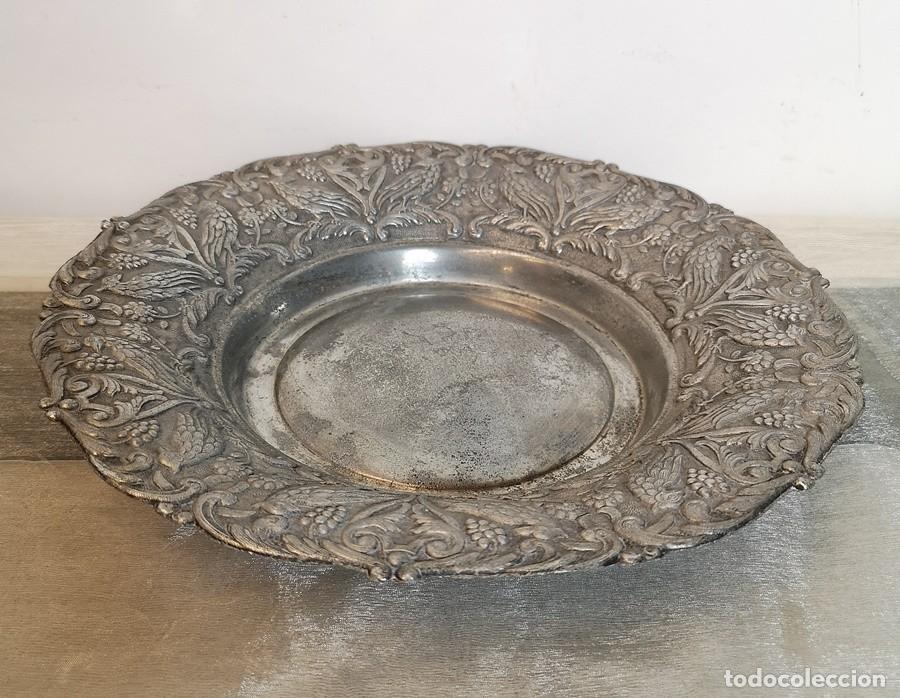 Antig&uuml;edades: Plato Repujado - Foto 3