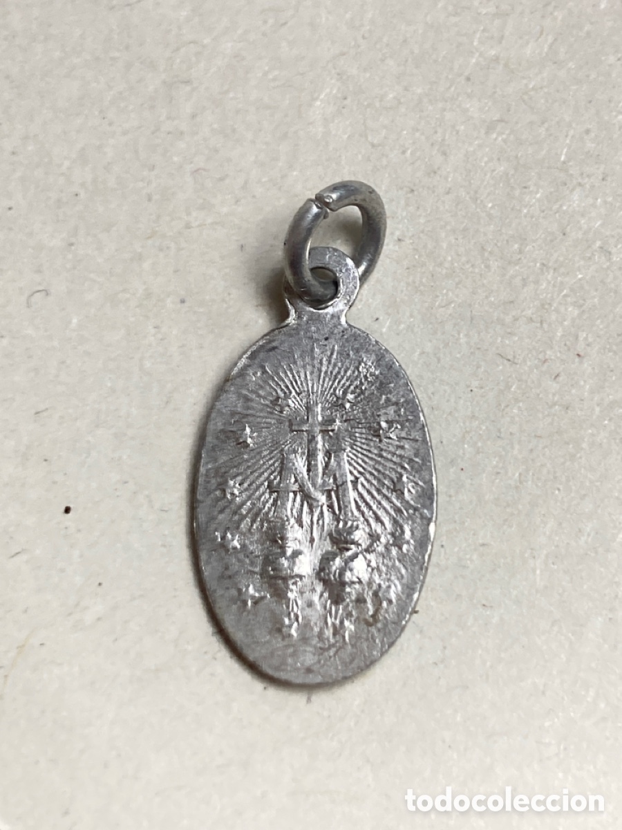Antig&uuml;edades: Medalla de la Virgen de aluminio - Foto 2