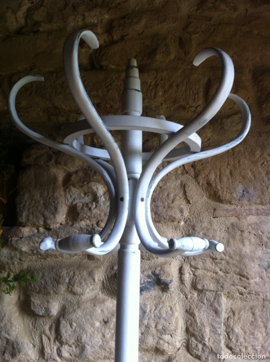 Antig&uuml;edades: COLGADOR THONET DECORADO - Foto 2