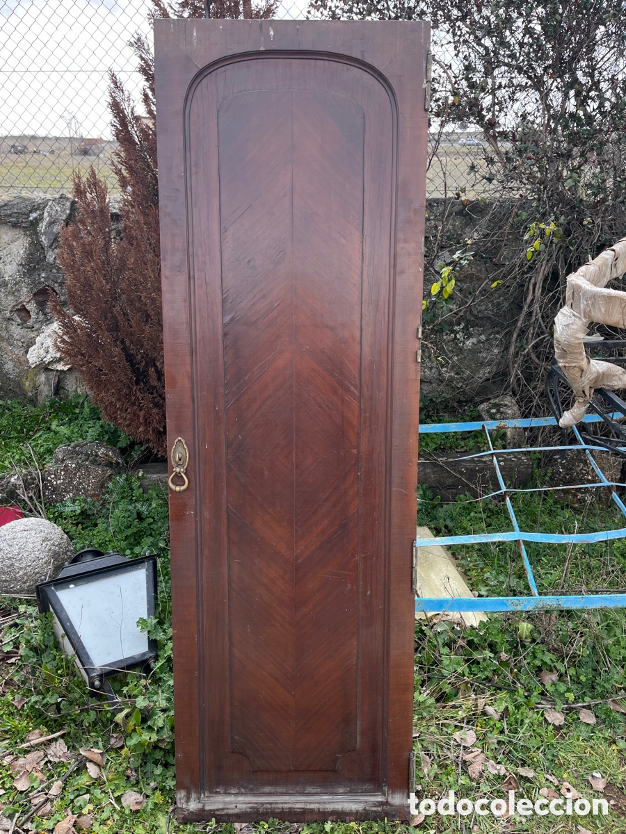 Antig&uuml;edades: G Pareja de puertas de armario en madera de nogal. Espejo.