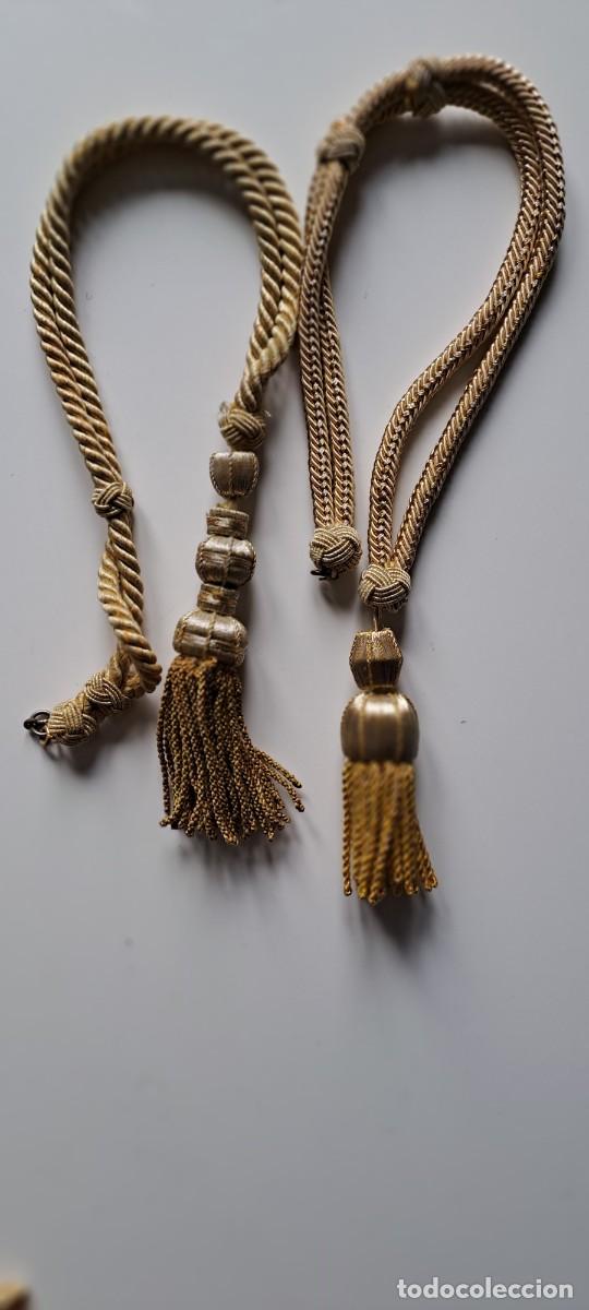 Oggetti Antichi: Dos alzapa&ntilde;os, cord&oacute;n de pasamaner&iacute;a