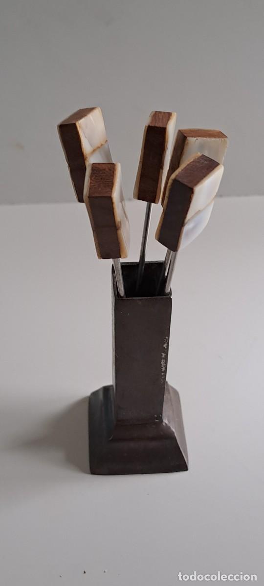 Oggetti Antichi: Palillero, pinchos para aperitivo de metal, madera y nacar, con base de metal