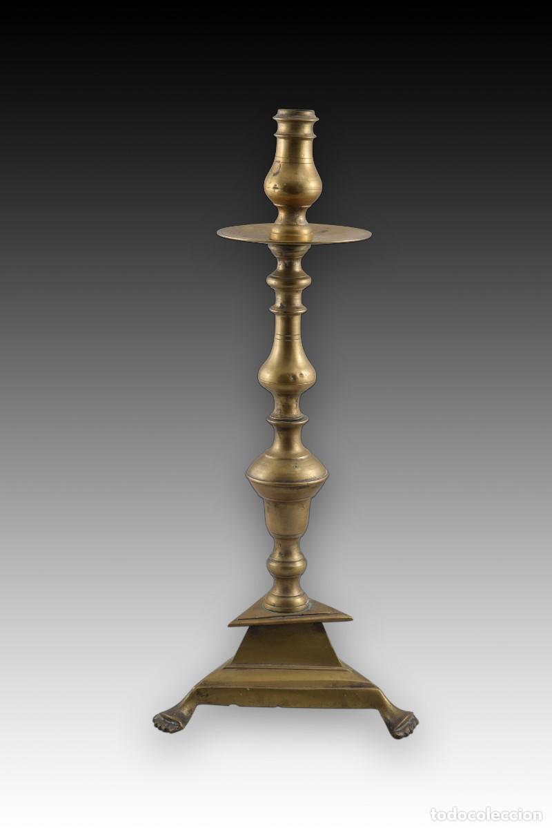 Antig&uuml;edades: Candelero con base triangular. Bronce. Espa&ntilde;a, siglo XVIII. - Foto 1