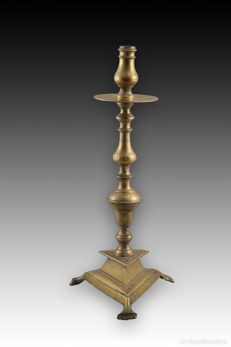 Antig&uuml;edades: Candelero con base triangular. Bronce. Espa&ntilde;a, siglo XVIII. - Foto 2