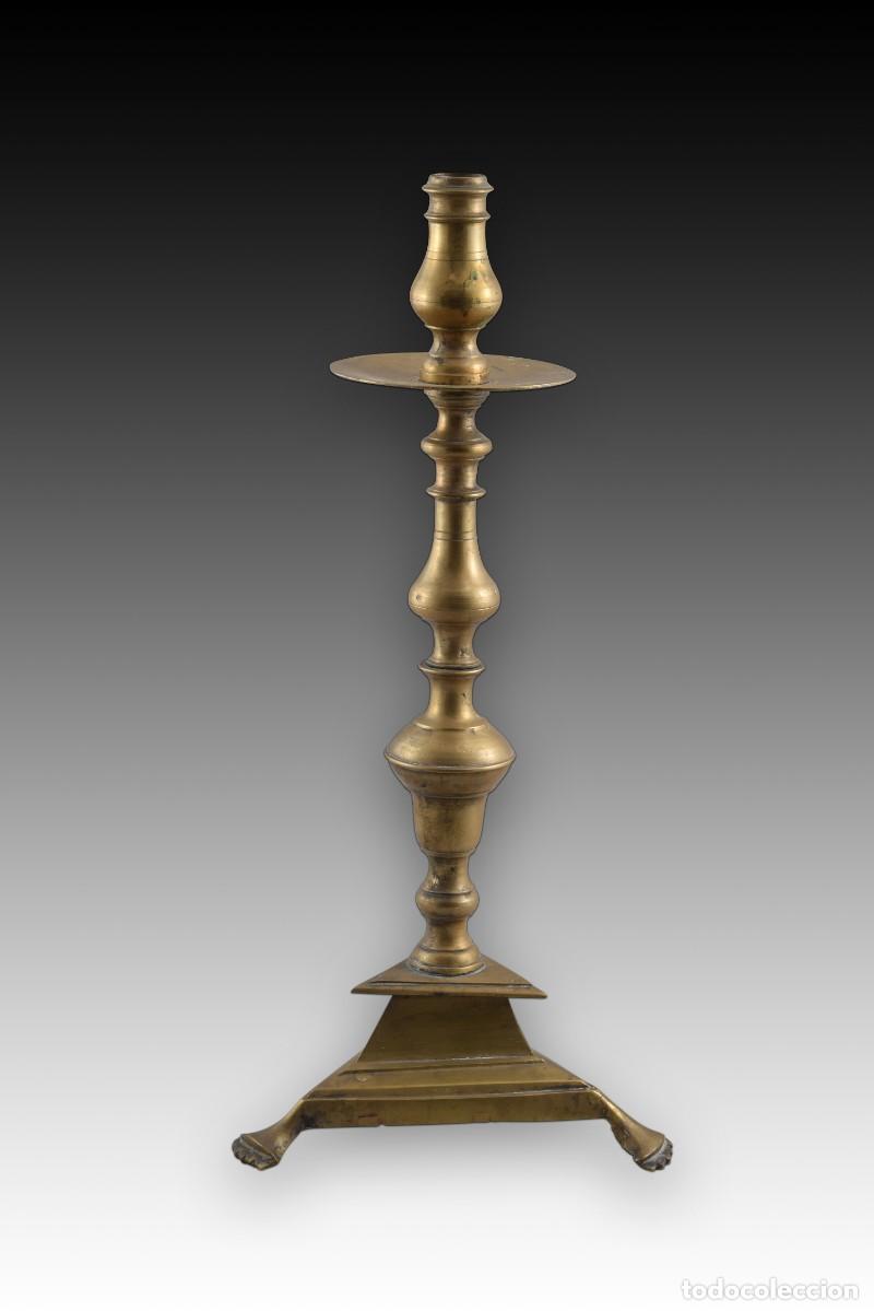 Antig&uuml;edades: Candelero con base triangular. Bronce. Espa&ntilde;a, siglo XVIII. - Foto 3
