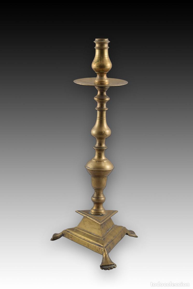 Antig&uuml;edades: Candelero con base triangular. Bronce. Espa&ntilde;a, siglo XVIII. - Foto 4