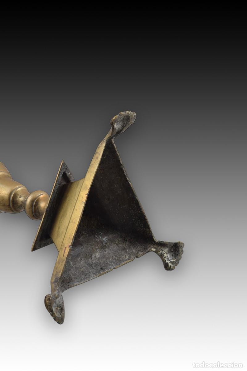Antig&uuml;edades: Candelero con base triangular. Bronce. Espa&ntilde;a, siglo XVIII. - Foto 5