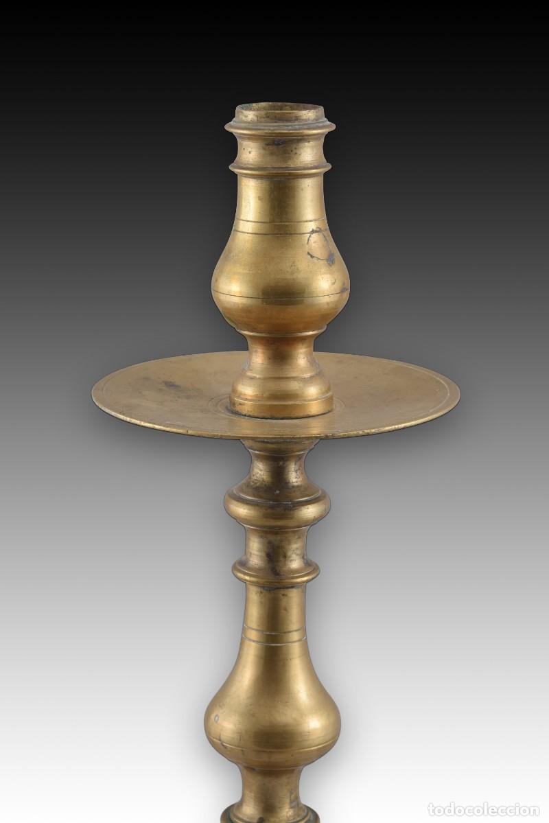 Antig&uuml;edades: Candelero con base triangular. Bronce. Espa&ntilde;a, siglo XVIII. - Foto 6