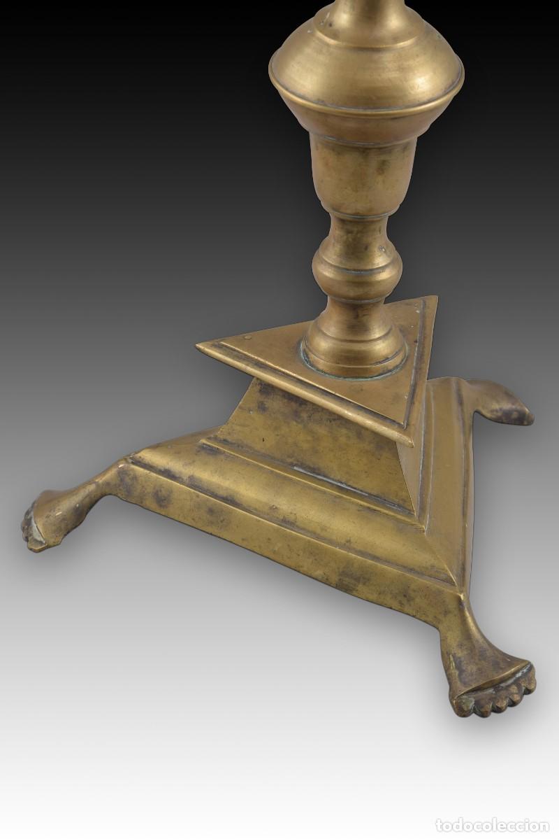 Antig&uuml;edades: Candelero con base triangular. Bronce. Espa&ntilde;a, siglo XVIII. - Foto 7