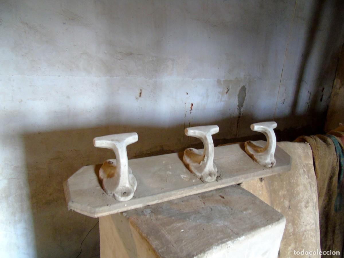 Antig&uuml;edades: antiguo perchero madera porcelana - Foto 1
