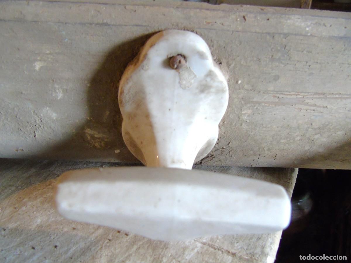 Antig&uuml;edades: antiguo perchero madera porcelana - Foto 2