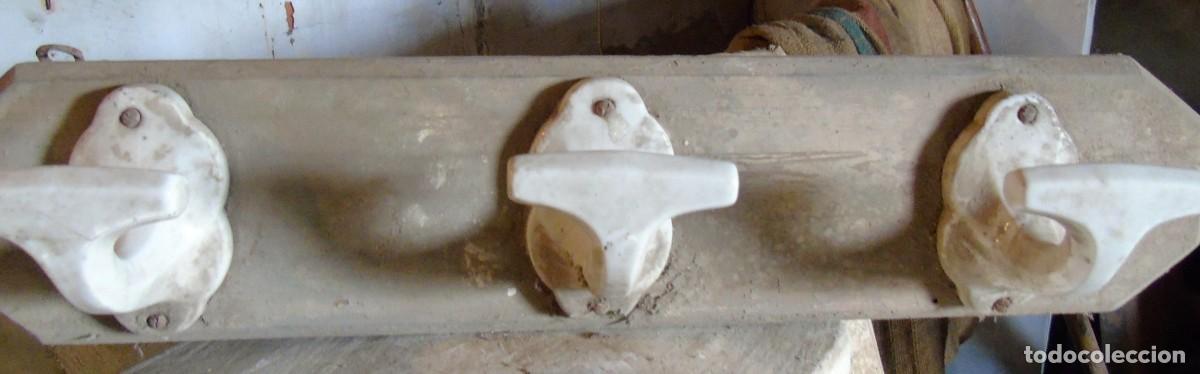 Antig&uuml;edades: antiguo perchero madera porcelana - Foto 3