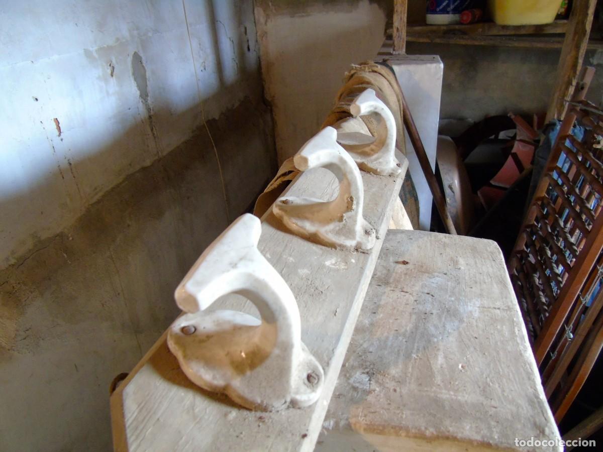 Antig&uuml;edades: antiguo perchero madera porcelana - Foto 6