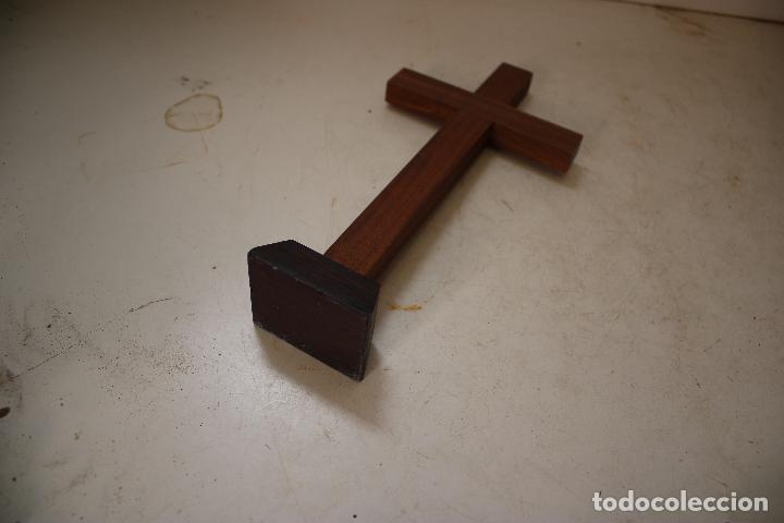 Antig&uuml;edades: cruz de sobremesa en madera - Foto 3