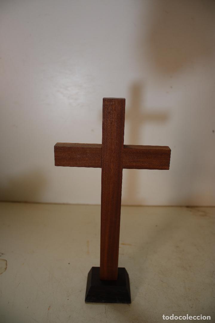 Antig&uuml;edades: cruz de sobremesa en madera - Foto 1