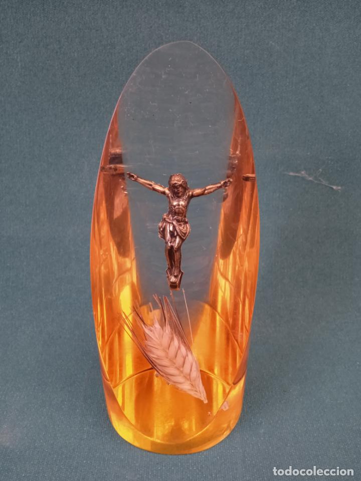 Antig&uuml;edades: CRISTO Y ESPIGA EN METACRILATO - Foto 1