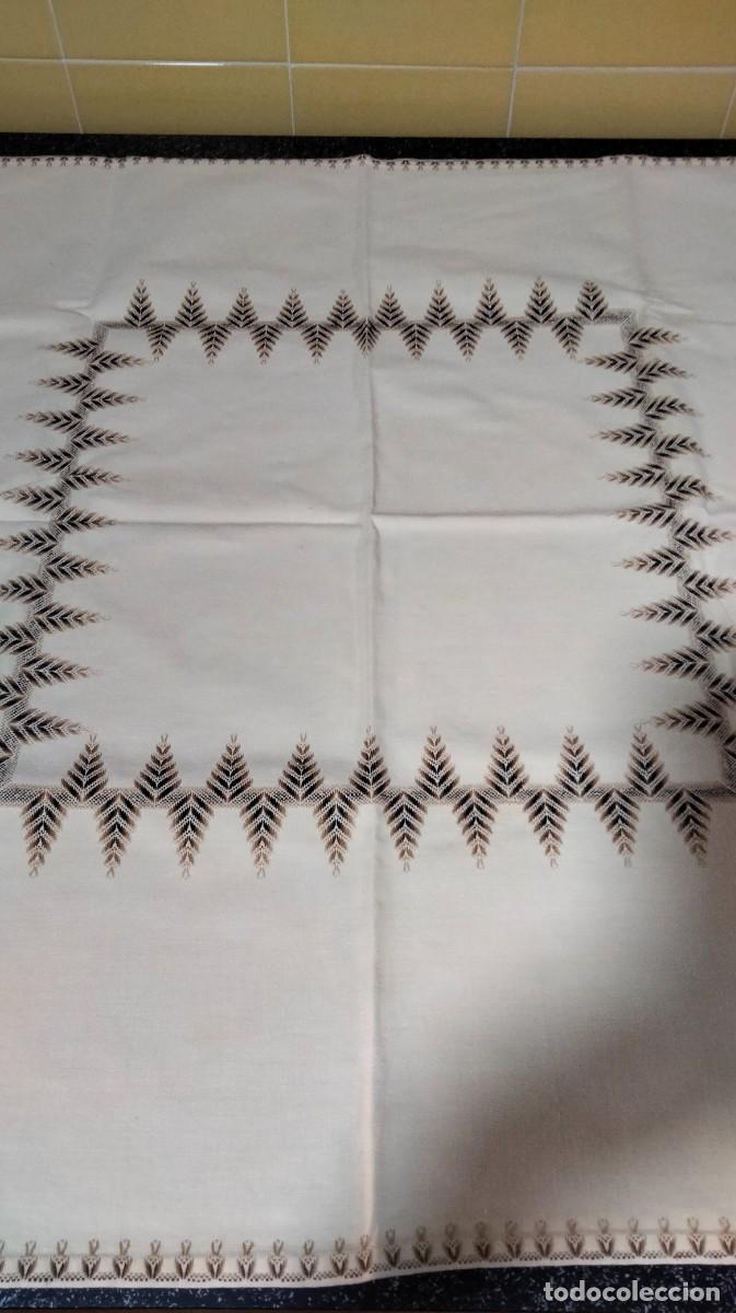 Antig&uuml;edades: mantel con 8 servilletas - Foto 3