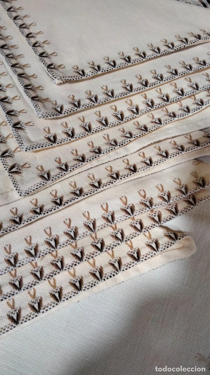 Antig&uuml;edades: mantel con 8 servilletas - Foto 6