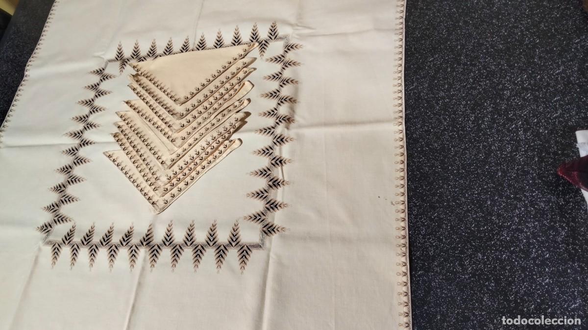 Antig&uuml;edades: mantel con 8 servilletas - Foto 8