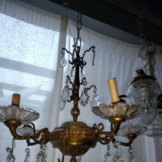 Antigüedades: LAMPARA DE TECHO, CUATRO BRAZOS ANTIGUA DE LATÓN Y COLGANTES DE CRISTAL