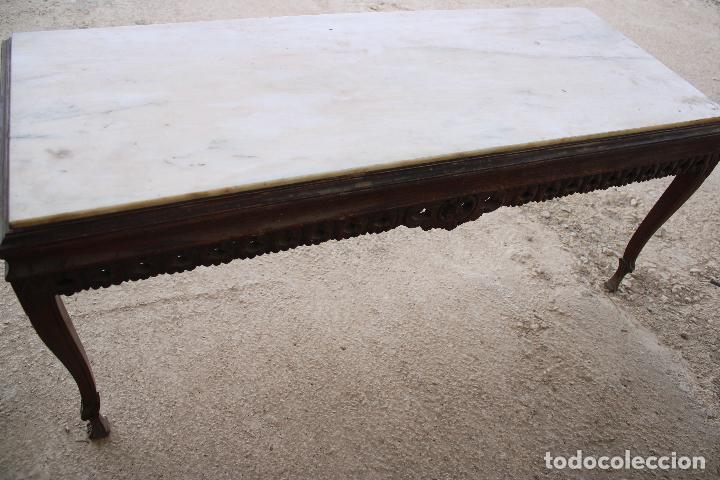 Antig&uuml;edades: mesa baja de madera con tablero de marmol - Foto 4