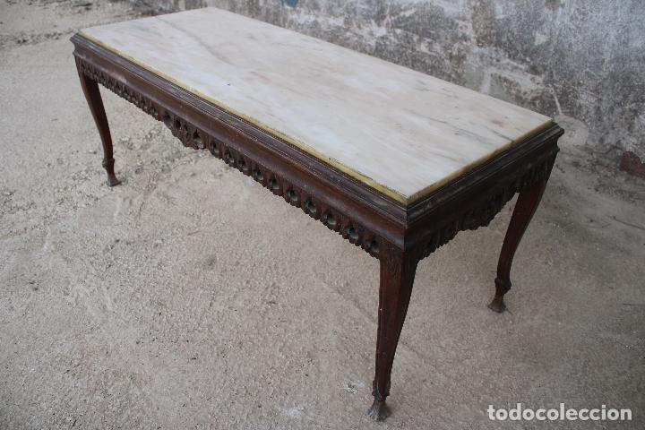 Antig&uuml;edades: mesa baja de madera con tablero de marmol - Foto 5