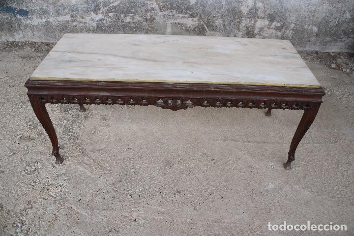 Antig&uuml;edades: mesa baja de madera con tablero de marmol - Foto 1