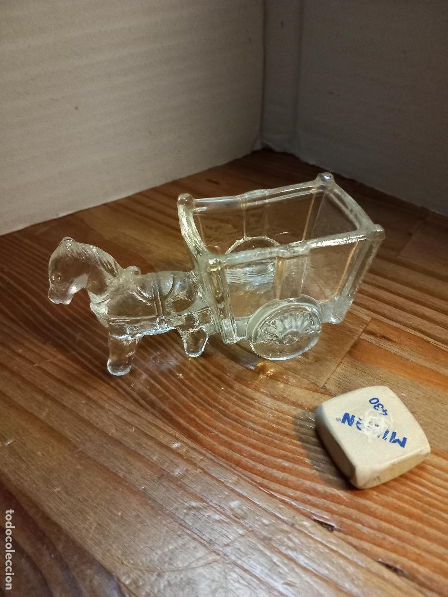 Antig&uuml;edades: Salero de pellizco en cristal. Original en forma de carro con caballo.