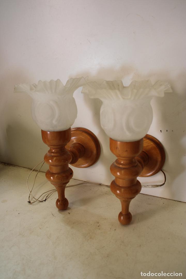 Antig&uuml;edades: 2 apliques de madera con tulipa de cristal - Foto 2