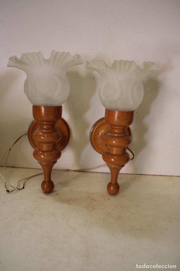 Antig&uuml;edades: 2 apliques de madera con tulipa de cristal - Foto 3