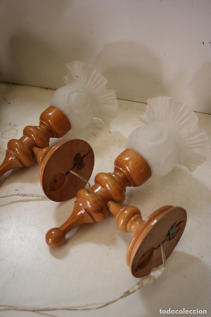 Antig&uuml;edades: 2 apliques de madera con tulipa de cristal - Foto 5