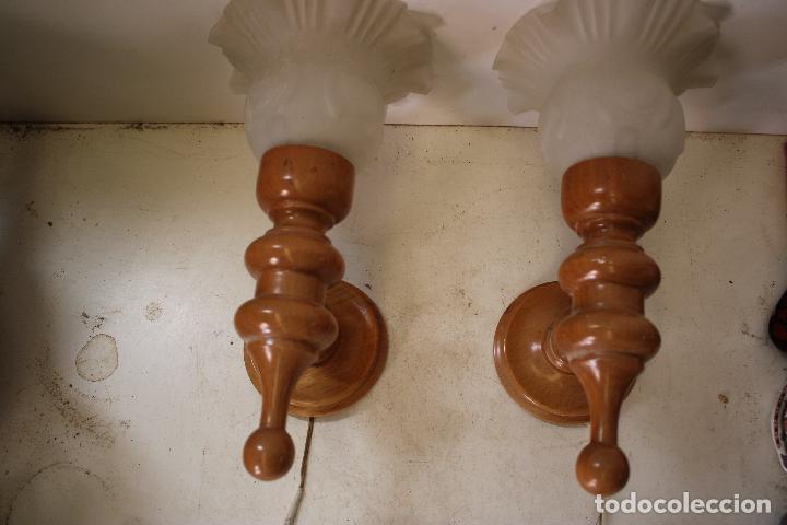 Antig&uuml;edades: 2 apliques de madera con tulipa de cristal - Foto 6